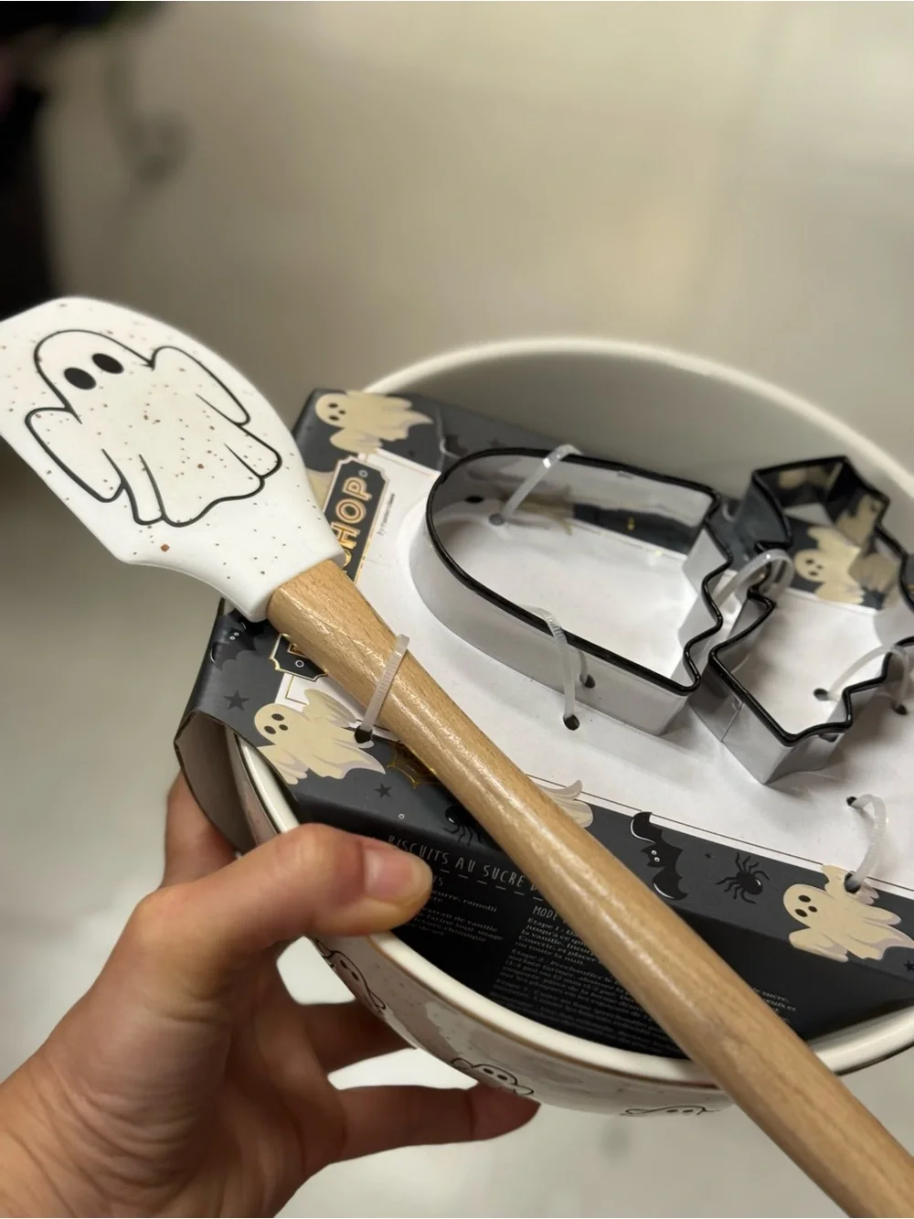 Ghost Pattern Ceramic Mixing Bowl with Wooden Handle Spatula - White